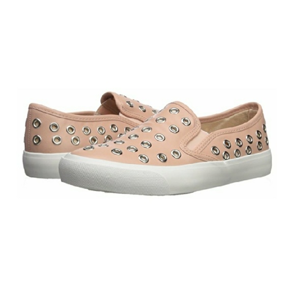 Shoes - grommet slip ons 🔥